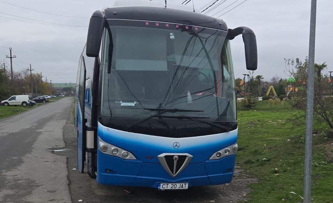 Vedere frontală a autocarului Mercedes cu numărul CT 20 JAT