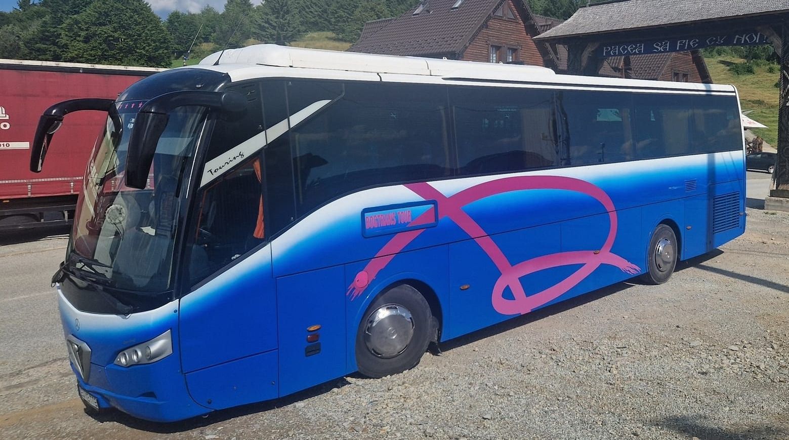 Autocarul Mercedes Touring al JATransport, parcat într-o zonă de munte